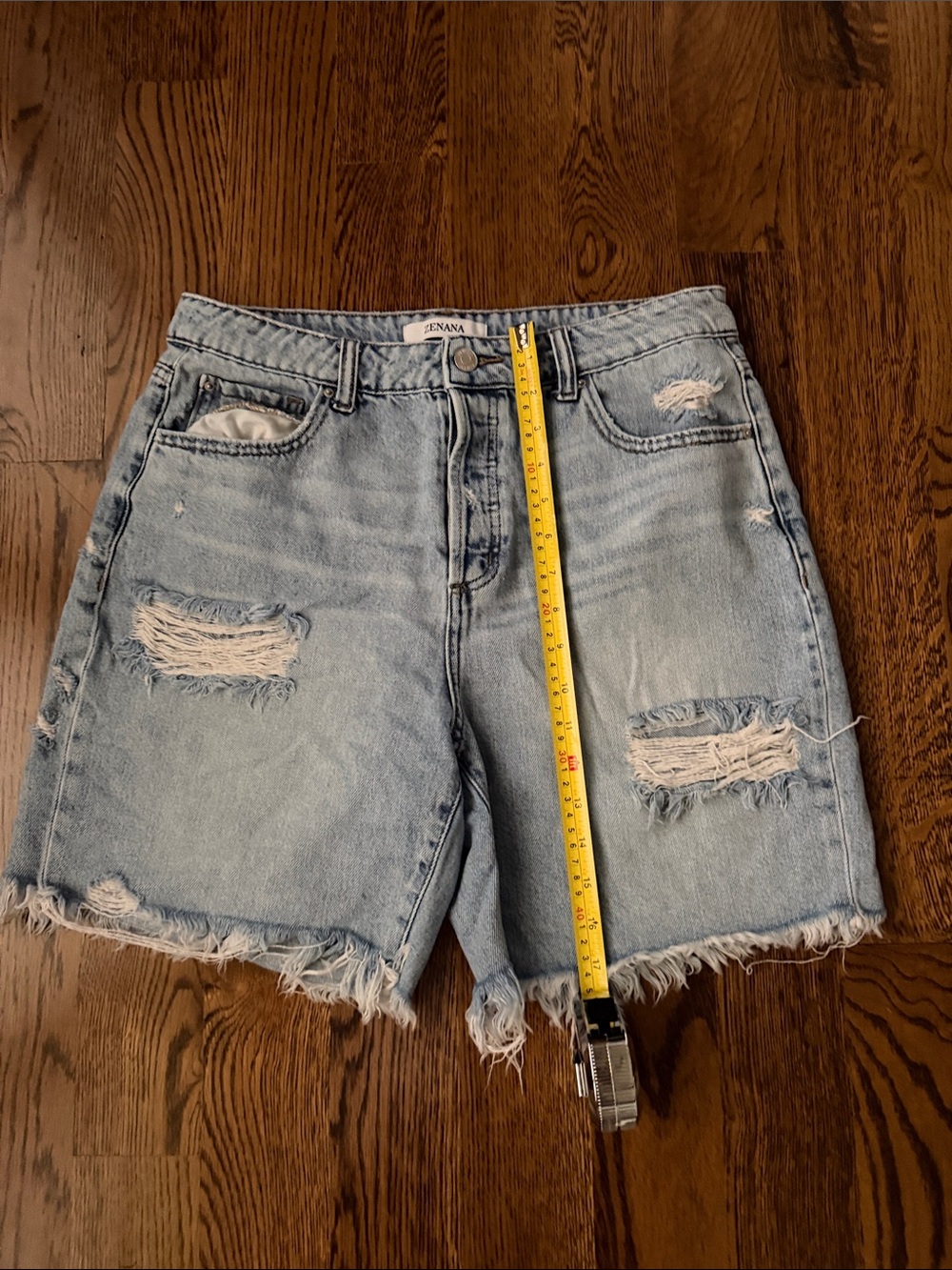 Zenana Outfitters Light Wash Distressed Denim Shorts medium - Picture 7 of 9